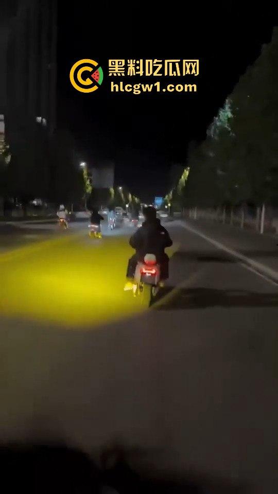 精神小伙炸街惹事！嫌话不好听，踢车砸车还录视频尾随炫耀，真特么无法无天！  第9张