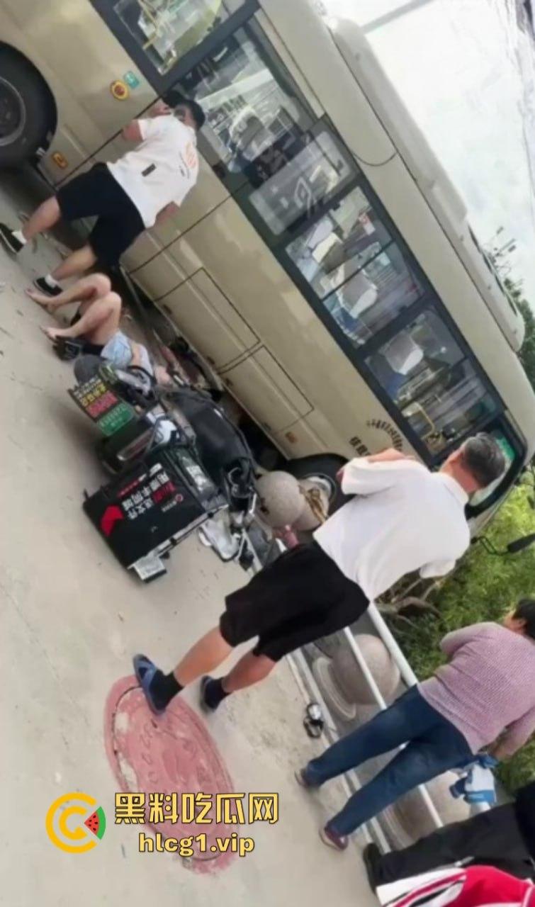 愿逝者安息 生者坚强 泰安东平学校门口发生交通事故致十余人死伤 司机被控制  第2张