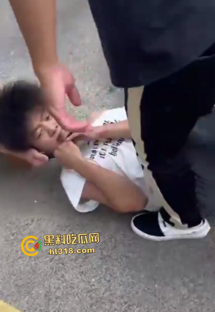 上海杨浦地下车库惊爆恶霸群殴未成年人，恶霸女友还竖大拇指点赞叫嚣  第7张