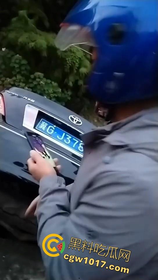 珍爱生命远离女司机！江苏南通北城小学南校区北门，一辆车直冲撞向河里，插在河中央，哎美女这里不能停车！  第3张