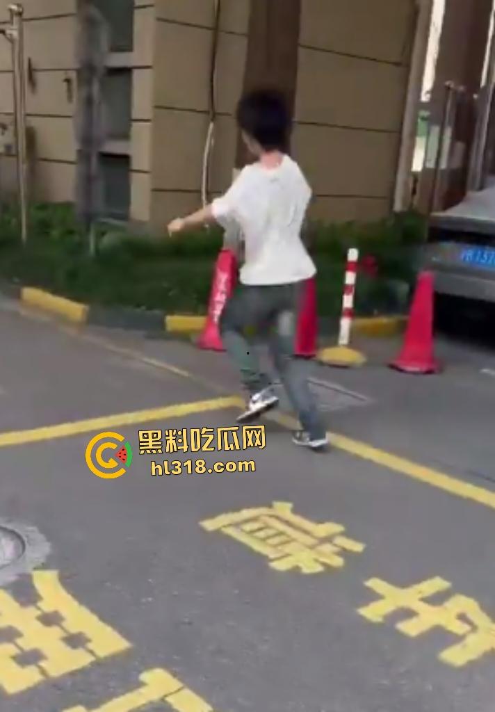 上海杨浦地下车库惊爆恶霸群殴未成年人，恶霸女友还竖大拇指点赞叫嚣  第8张