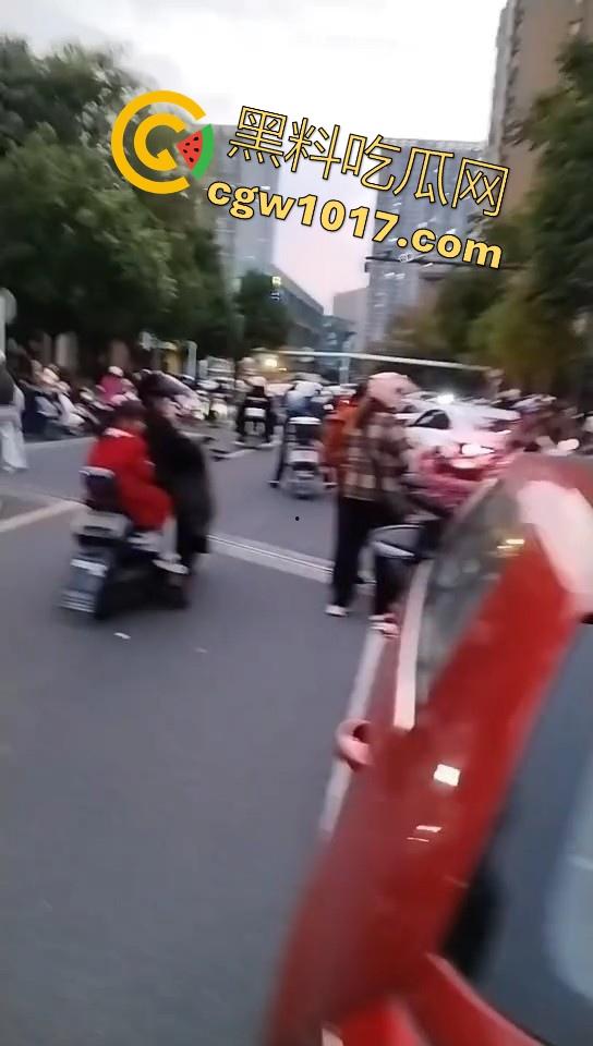 珍爱生命远离女司机！江苏南通北城小学南校区北门，一辆车直冲撞向河里，插在河中央，哎美女这里不能停车！  第8张