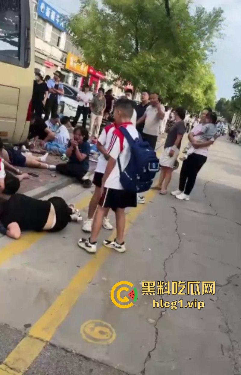 愿逝者安息 生者坚强 泰安东平学校门口发生交通事故致十余人死伤 司机被控制  第9张