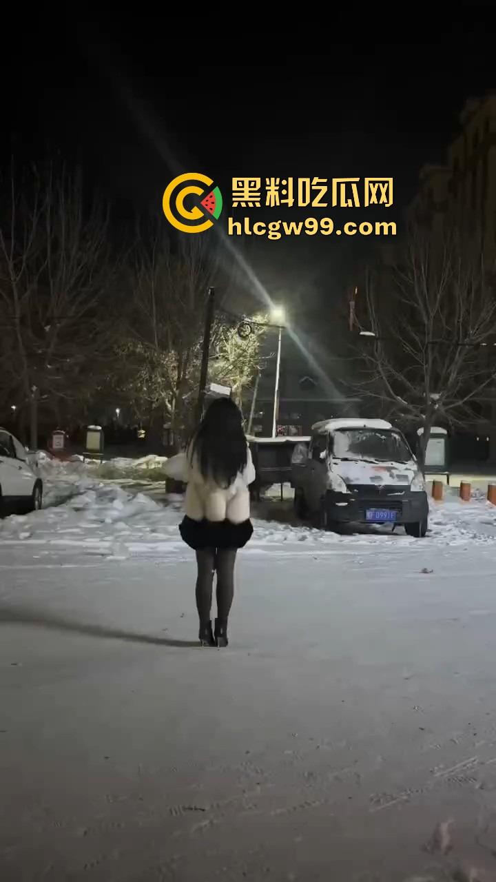 黑龙江伊春两妹子玩穿天猴玩出嘴喷烟火,质量太好不飞反炸,硬吃整波伤害,嘴吐青烟成人形烟花! 第1张 黑龙江伊春两妹子玩穿天猴玩出嘴喷烟火,质量太好不飞反炸,硬吃整波伤害,嘴吐青烟成人形烟花! 第1张