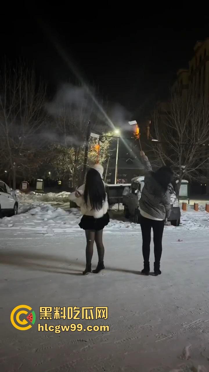 黑龙江伊春两妹子玩穿天猴玩出嘴喷烟火,质量太好不飞反炸,硬吃整波伤害,嘴吐青烟成人形烟花! 第3张 黑龙江伊春两妹子玩穿天猴玩出嘴喷烟火,质量太好不飞反炸,硬吃整波伤害,嘴吐青烟成人形烟花! 第3张