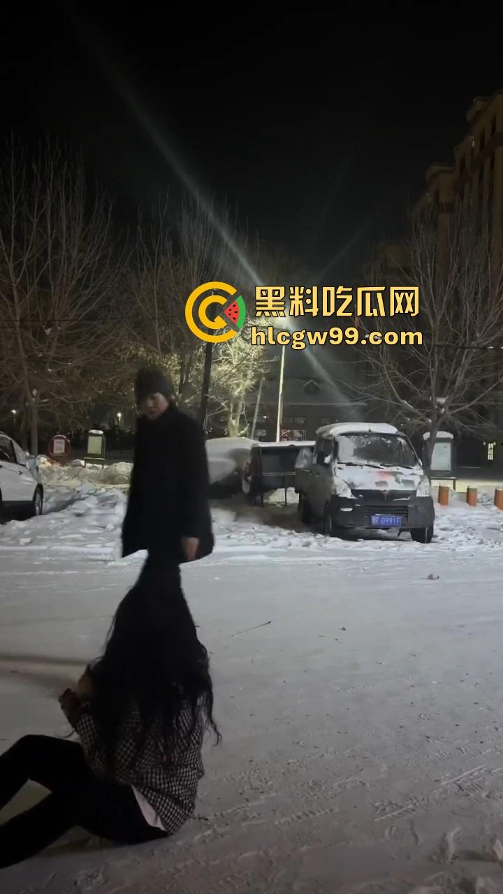 黑龙江伊春两妹子玩穿天猴玩出嘴喷烟火,质量太好不飞反炸,硬吃整波伤害,嘴吐青烟成人形烟花! 第4张 黑龙江伊春两妹子玩穿天猴玩出嘴喷烟火,质量太好不飞反炸,硬吃整波伤害,嘴吐青烟成人形烟花! 第4张