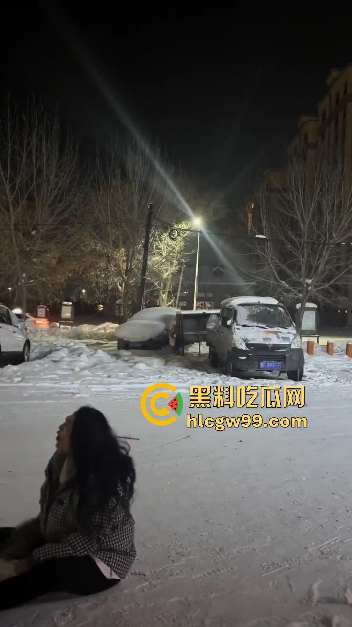 黑龙江伊春两妹子玩穿天猴玩出嘴喷烟火,质量太好不飞反炸,硬吃整波伤害,嘴吐青烟成人形烟花! 第5张 黑龙江伊春两妹子玩穿天猴玩出嘴喷烟火,质量太好不飞反炸,硬吃整波伤害,嘴吐青烟成人形烟花! 第5张