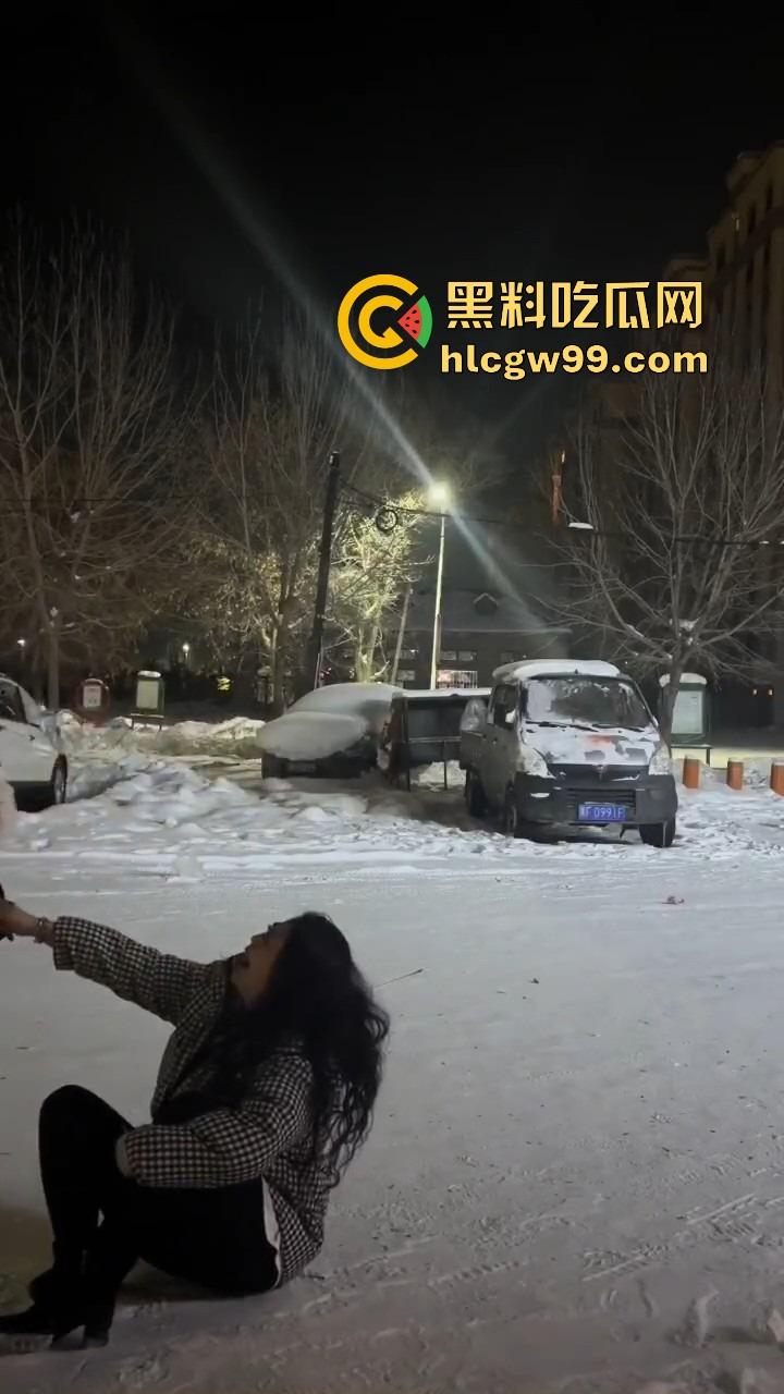 黑龙江伊春两妹子玩穿天猴玩出嘴喷烟火,质量太好不飞反炸,硬吃整波伤害,嘴吐青烟成人形烟花! 第6张 黑龙江伊春两妹子玩穿天猴玩出嘴喷烟火,质量太好不飞反炸,硬吃整波伤害,嘴吐青烟成人形烟花! 第6张