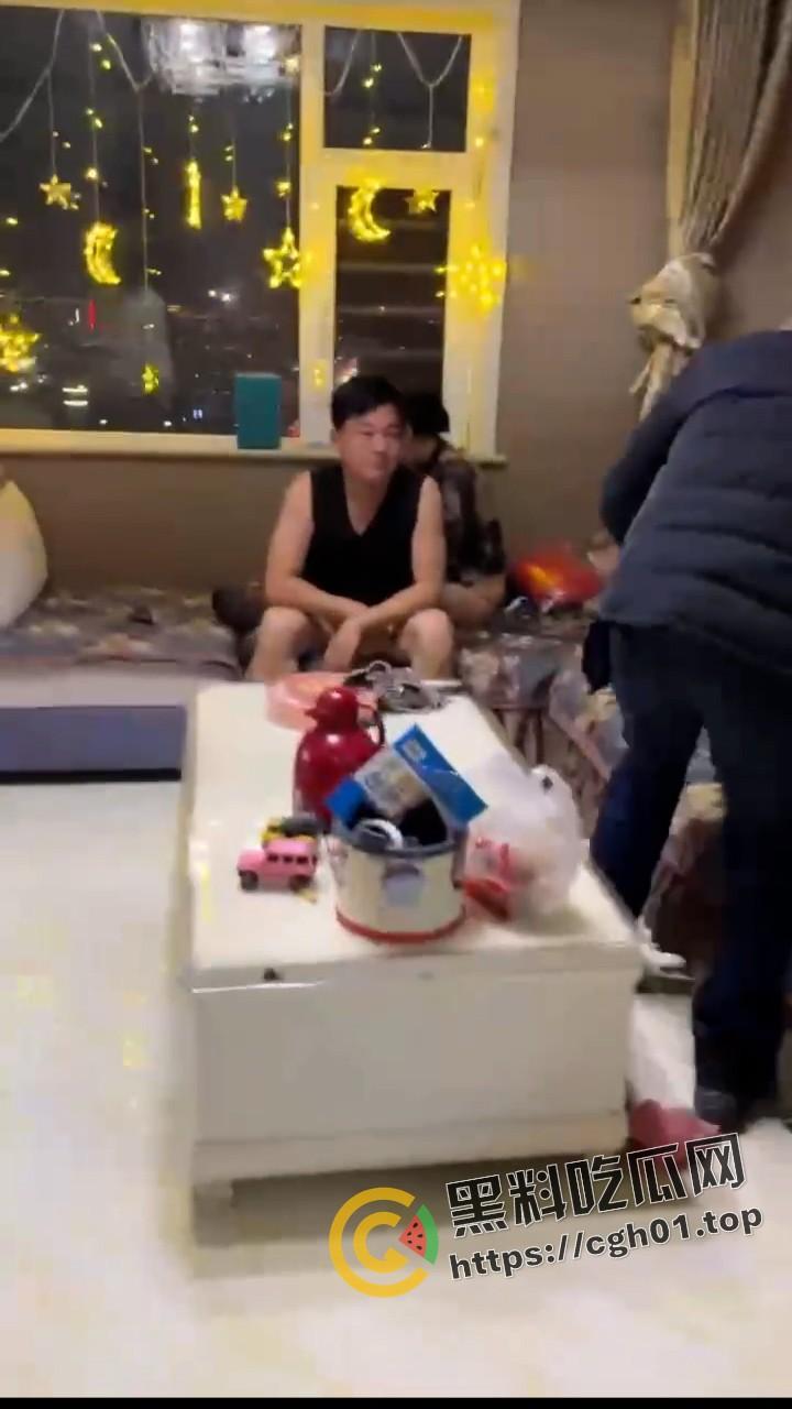 女婿出轨岳母 沙发大战 被捉奸还在硬着 吃了药也要干 这丈母娘该有多骚  第3张