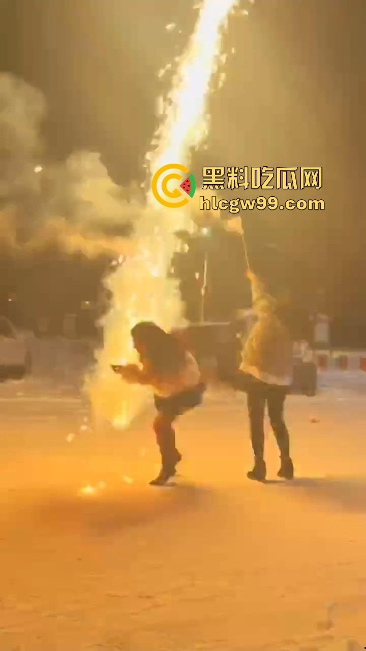 黑龙江伊春两妹子玩穿天猴玩出嘴喷烟火,质量太好不飞反炸,硬吃整波伤害,嘴吐青烟成人形烟花! 第7张 黑龙江伊春两妹子玩穿天猴玩出嘴喷烟火,质量太好不飞反炸,硬吃整波伤害,嘴吐青烟成人形烟花! 第7张