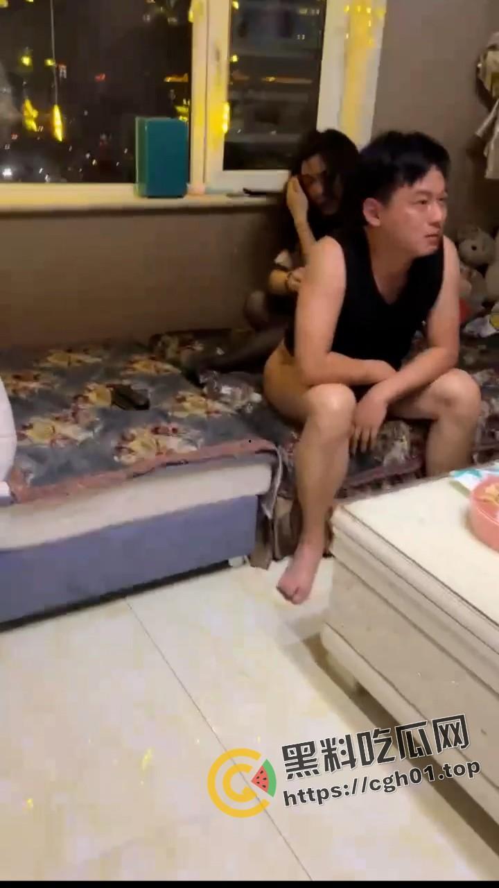 女婿出轨岳母 沙发大战 被捉奸还在硬着 吃了药也要干 这丈母娘该有多骚  第4张