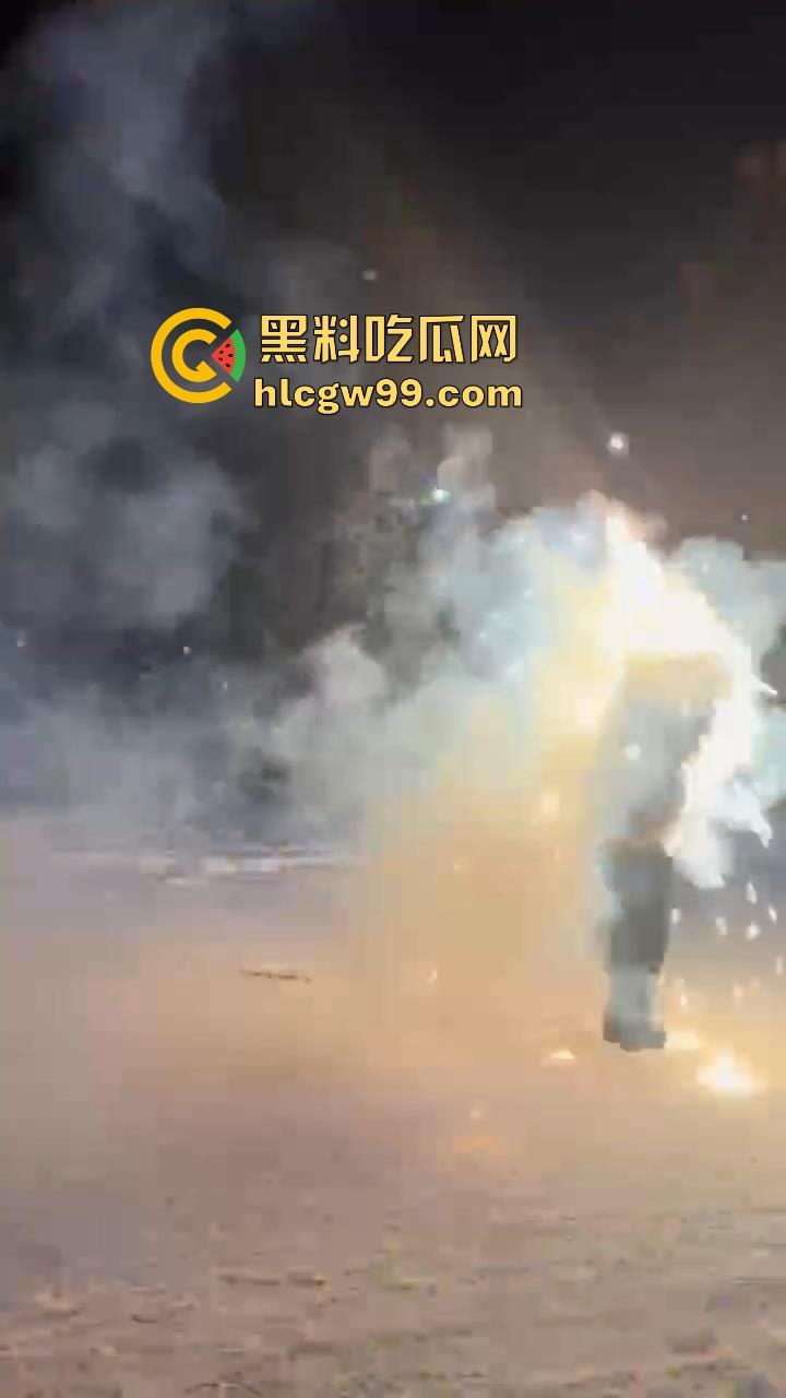 黑龙江伊春两妹子玩穿天猴玩出嘴喷烟火,质量太好不飞反炸,硬吃整波伤害,嘴吐青烟成人形烟花! 第9张 黑龙江伊春两妹子玩穿天猴玩出嘴喷烟火,质量太好不飞反炸,硬吃整波伤害,嘴吐青烟成人形烟花! 第9张