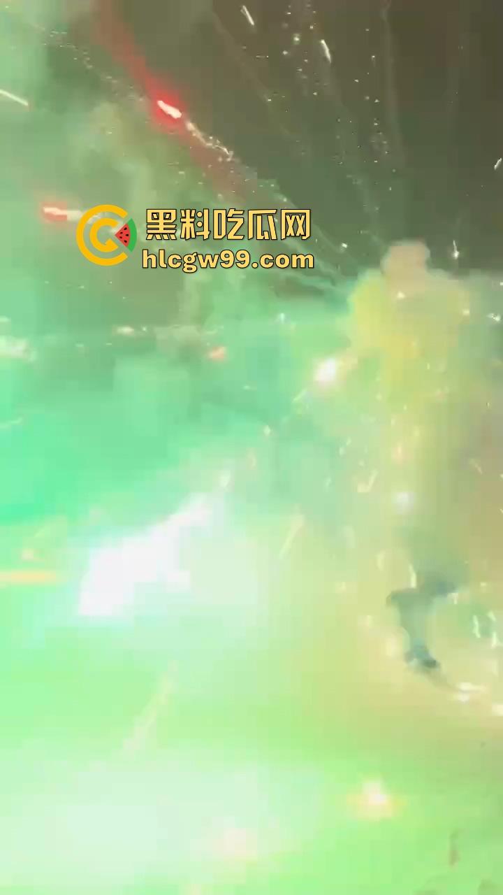 黑龙江伊春两妹子玩穿天猴玩出嘴喷烟火,质量太好不飞反炸,硬吃整波伤害,嘴吐青烟成人形烟花! 第10张 黑龙江伊春两妹子玩穿天猴玩出嘴喷烟火,质量太好不飞反炸,硬吃整波伤害,嘴吐青烟成人形烟花! 第10张