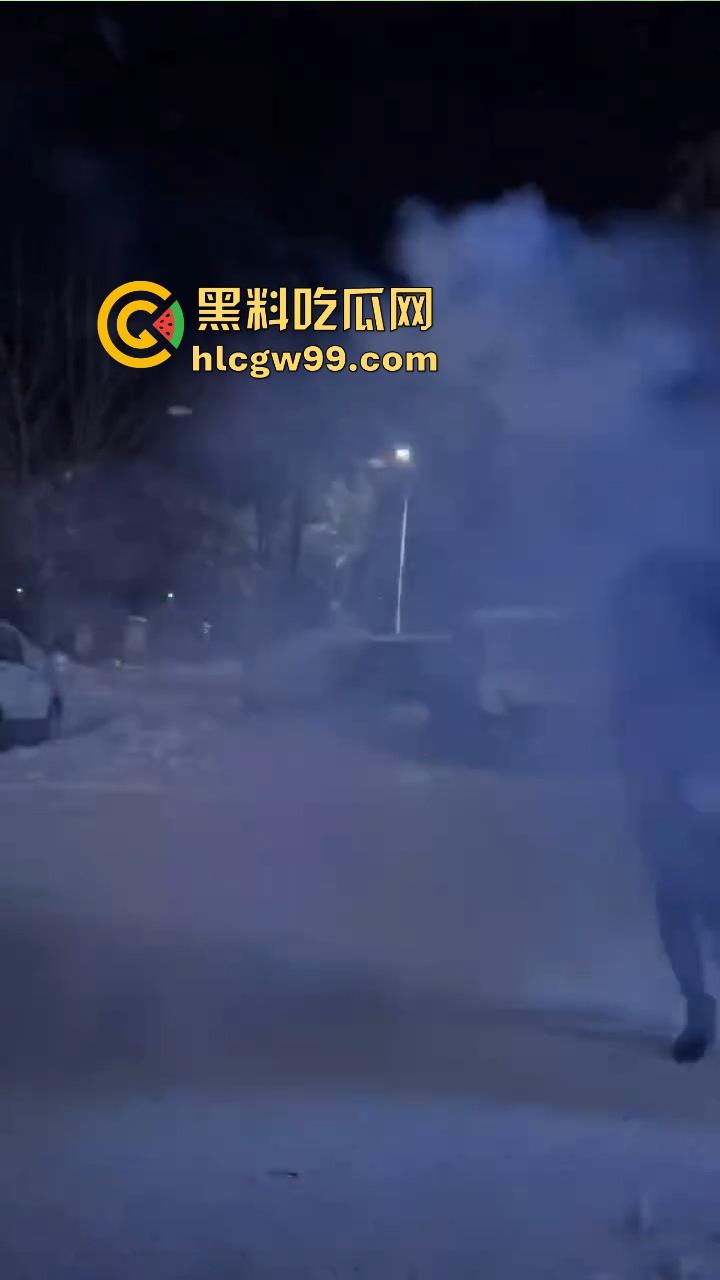 黑龙江伊春两妹子玩穿天猴玩出嘴喷烟火,质量太好不飞反炸,硬吃整波伤害,嘴吐青烟成人形烟花! 第11张 黑龙江伊春两妹子玩穿天猴玩出嘴喷烟火,质量太好不飞反炸,硬吃整波伤害,嘴吐青烟成人形烟花! 第11张