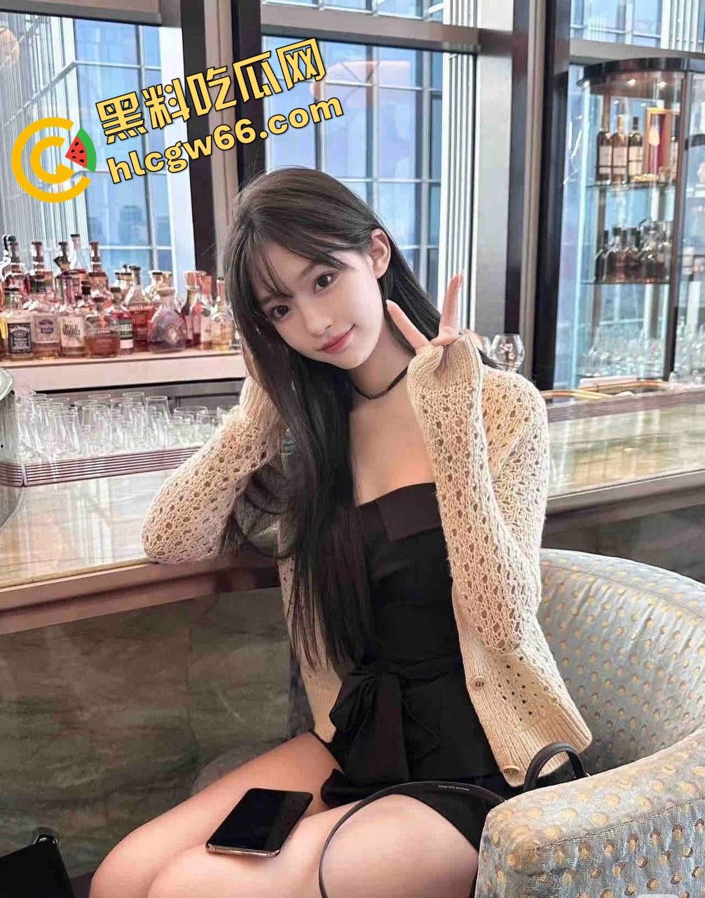 露出会上瘾，一次沦陷百次失控，地铁超市停车场全是她逼洞露出的战场，越拍越浪，逼水淹疯全场！  第1张