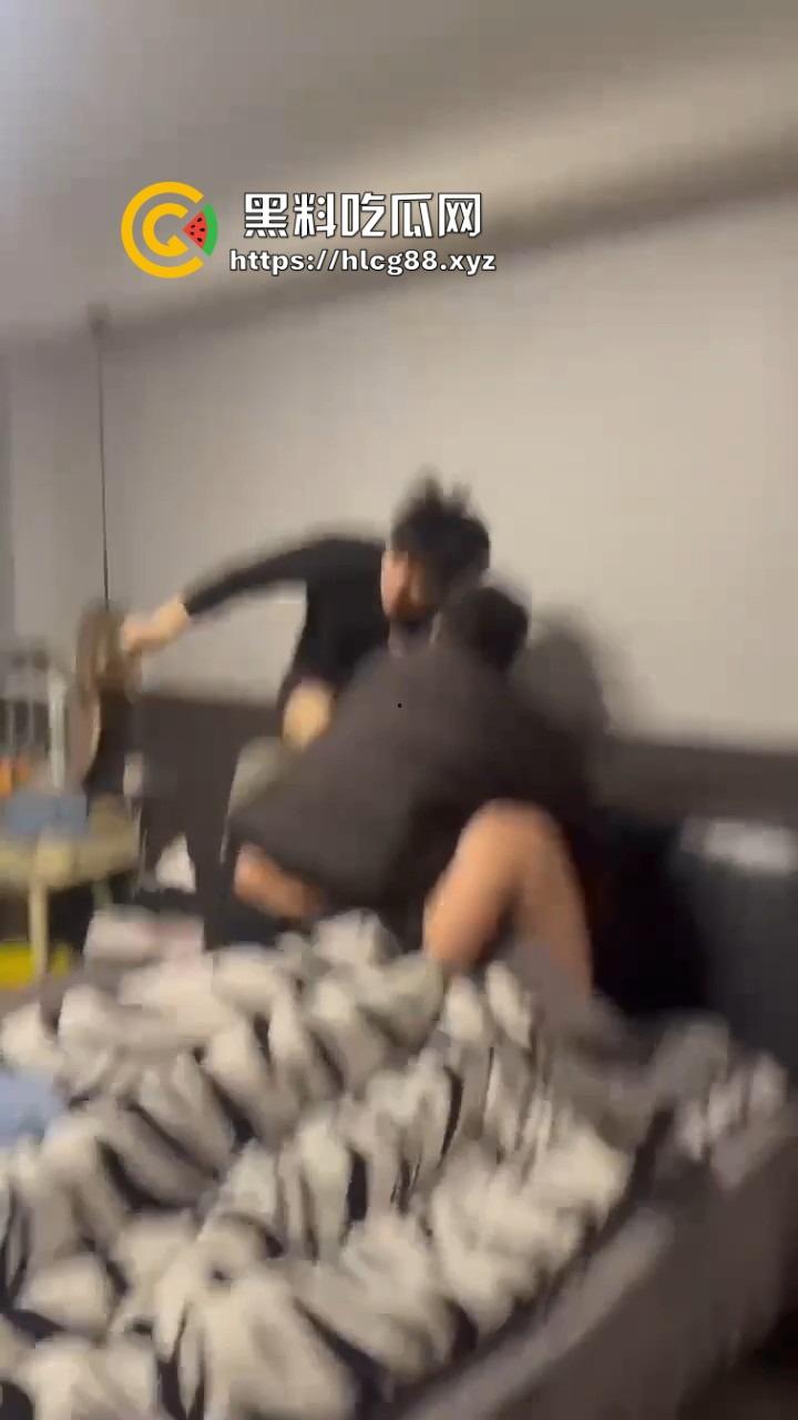 苍南县马镇宝妈怒捉老公操音乐老师小三，小三家脱光干逼被抓爆打，原配美得勾魂还输给贱货！  第15张