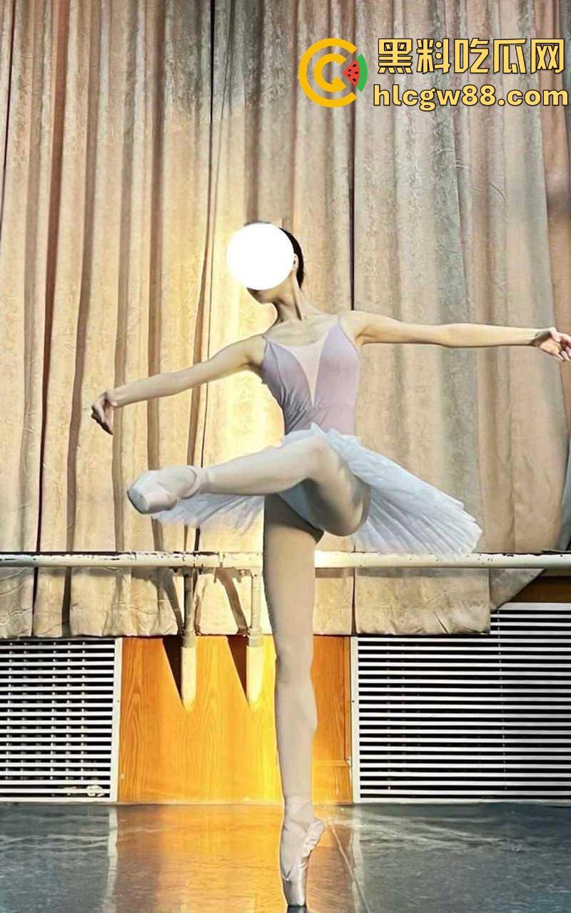 西安美院舞蹈系女神【范钿】竟是反差母狗,修长美腿穿舞蹈服性感爆表,私下被主人玩弄后入猛操! 第2张 西安美院舞蹈系女神【范钿】竟是反差母狗,修长美腿穿舞蹈服性感爆表,私下被主人玩弄后入猛操! 第2张