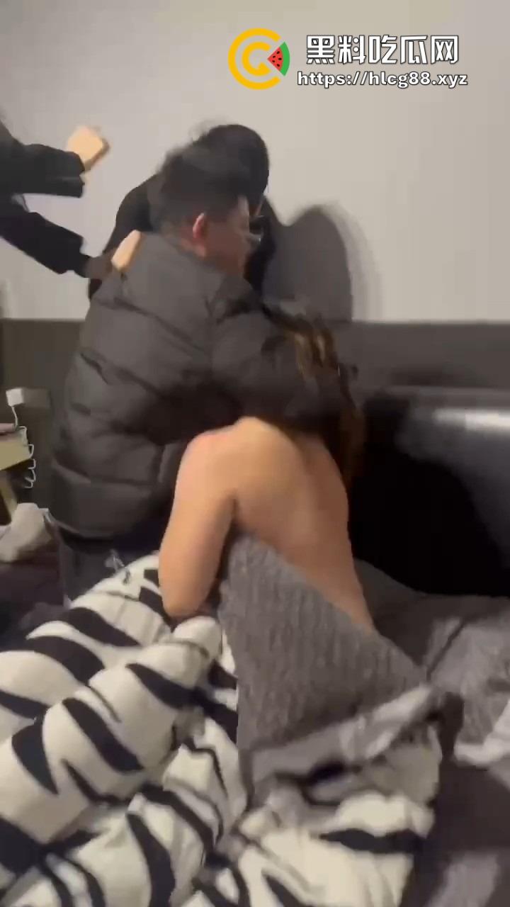 苍南县马镇宝妈怒捉老公操音乐老师小三，小三家脱光干逼被抓爆打，原配美得勾魂还输给贱货！  第16张