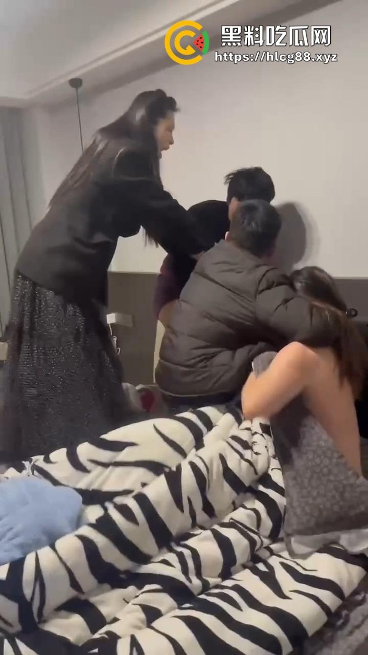 苍南县马镇宝妈怒捉老公操音乐老师小三，小三家脱光干逼被抓爆打，原配美得勾魂还输给贱货！  第17张