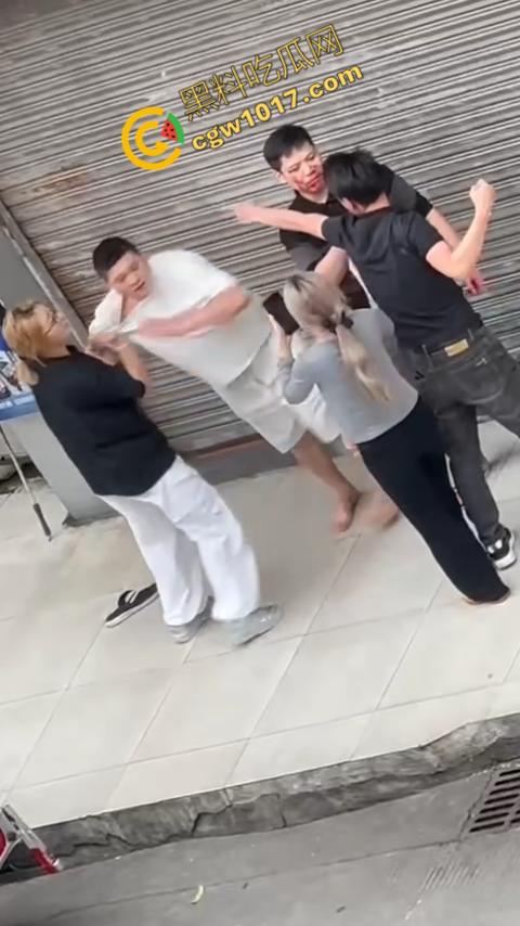 血腥街角斗殴！刀光剑影，鲜血四溅，年轻小伙惨遭横死，愤怒女子撕心裂肺呼救！  第2张