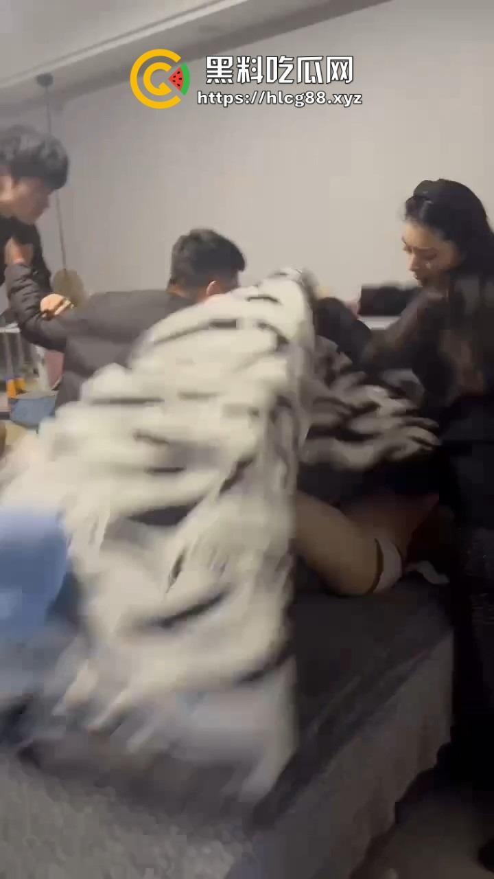 苍南县马镇宝妈怒捉老公操音乐老师小三，小三家脱光干逼被抓爆打，原配美得勾魂还输给贱货！  第19张