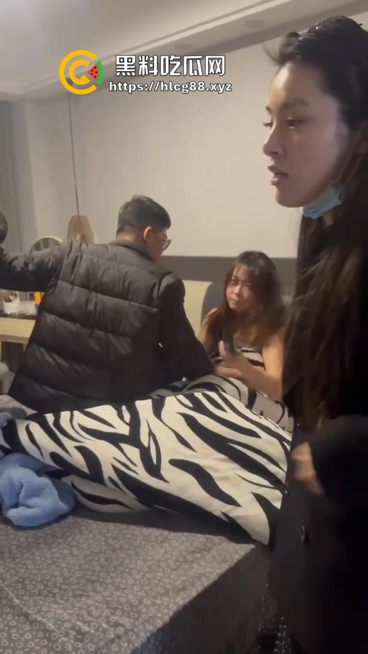 苍南县马镇宝妈怒捉老公操音乐老师小三，小三家脱光干逼被抓爆打，原配美得勾魂还输给贱货！  第20张