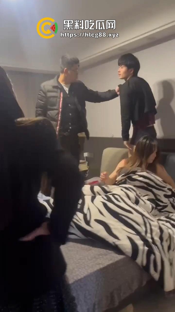 苍南县马镇宝妈怒捉老公操音乐老师小三，小三家脱光干逼被抓爆打，原配美得勾魂还输给贱货！  第21张