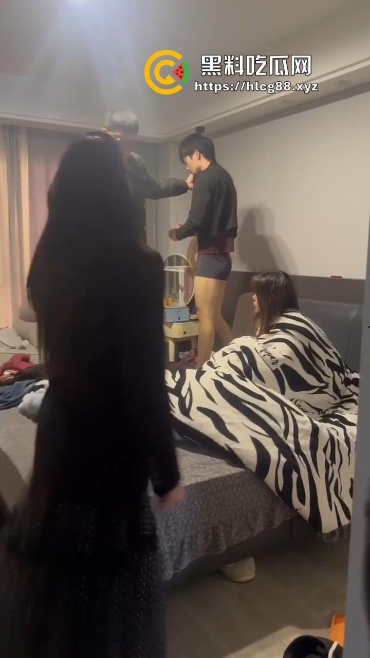 苍南县马镇宝妈怒捉老公操音乐老师小三，小三家脱光干逼被抓爆打，原配美得勾魂还输给贱货！  第22张