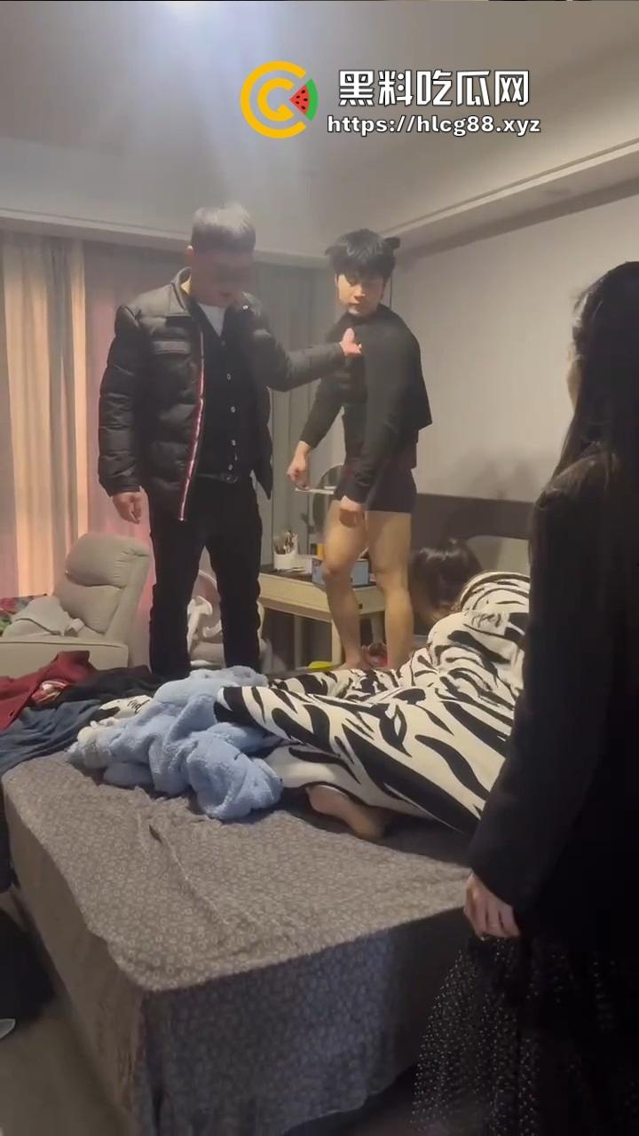 苍南县马镇宝妈怒捉老公操音乐老师小三，小三家脱光干逼被抓爆打，原配美得勾魂还输给贱货！  第23张