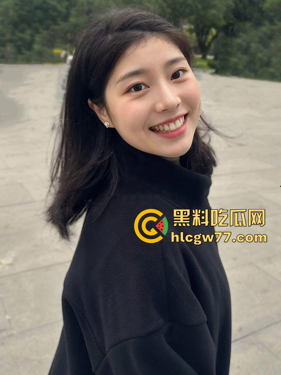 大学生真会玩！情侣在学校食堂沙发上做爱被偷拍 ，现场被人拍下疯传  第1张