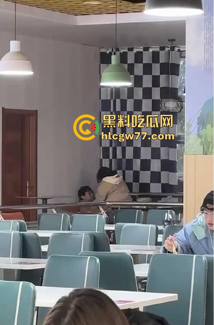 大学生真会玩！情侣在学校食堂沙发上做爱被偷拍 ，现场被人拍下疯传  第5张