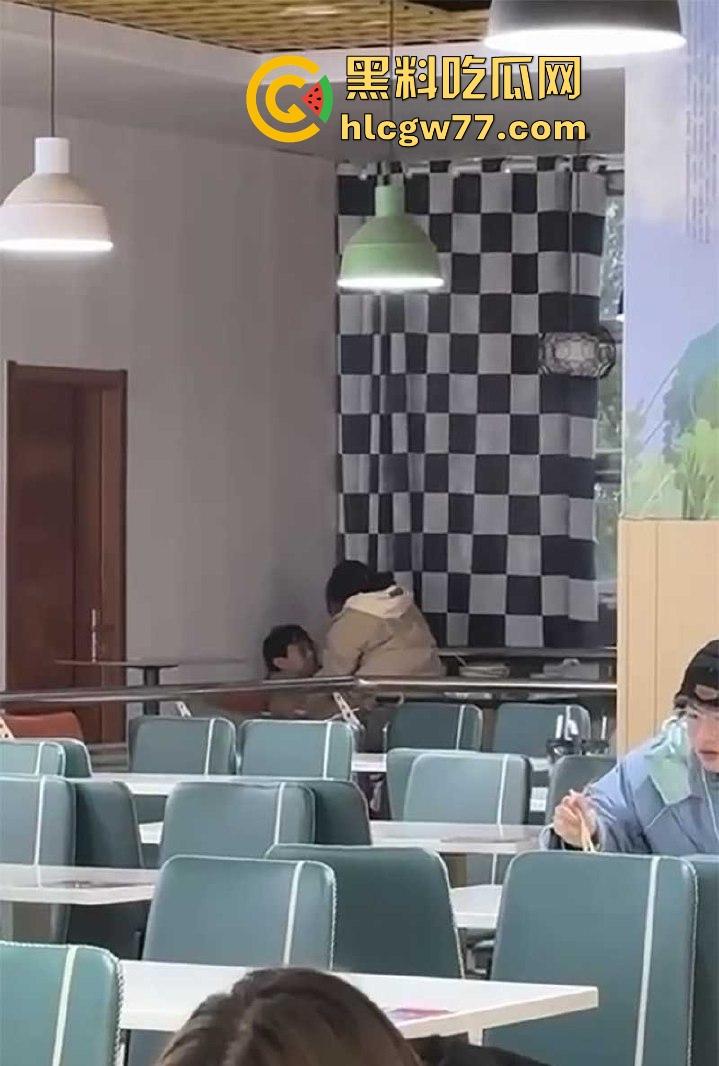 大学生真会玩！情侣在学校食堂沙发上做爱被偷拍 ，现场被人拍下疯传  第6张