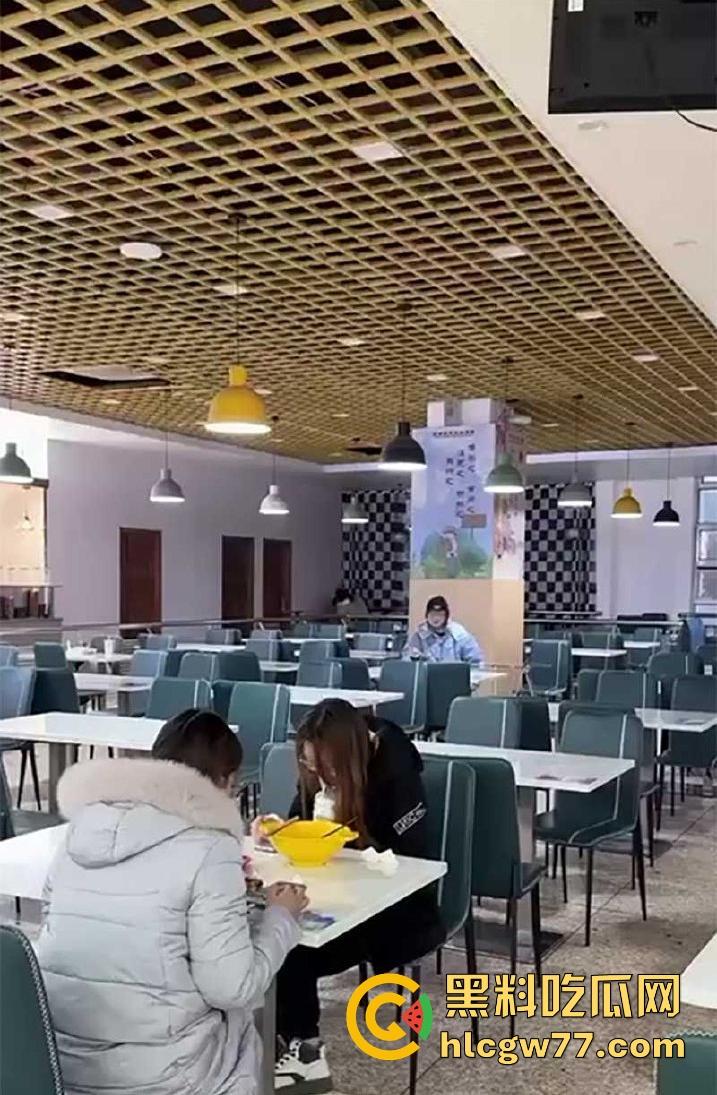 大学生真会玩！情侣在学校食堂沙发上做爱被偷拍 ，现场被人拍下疯传  第7张