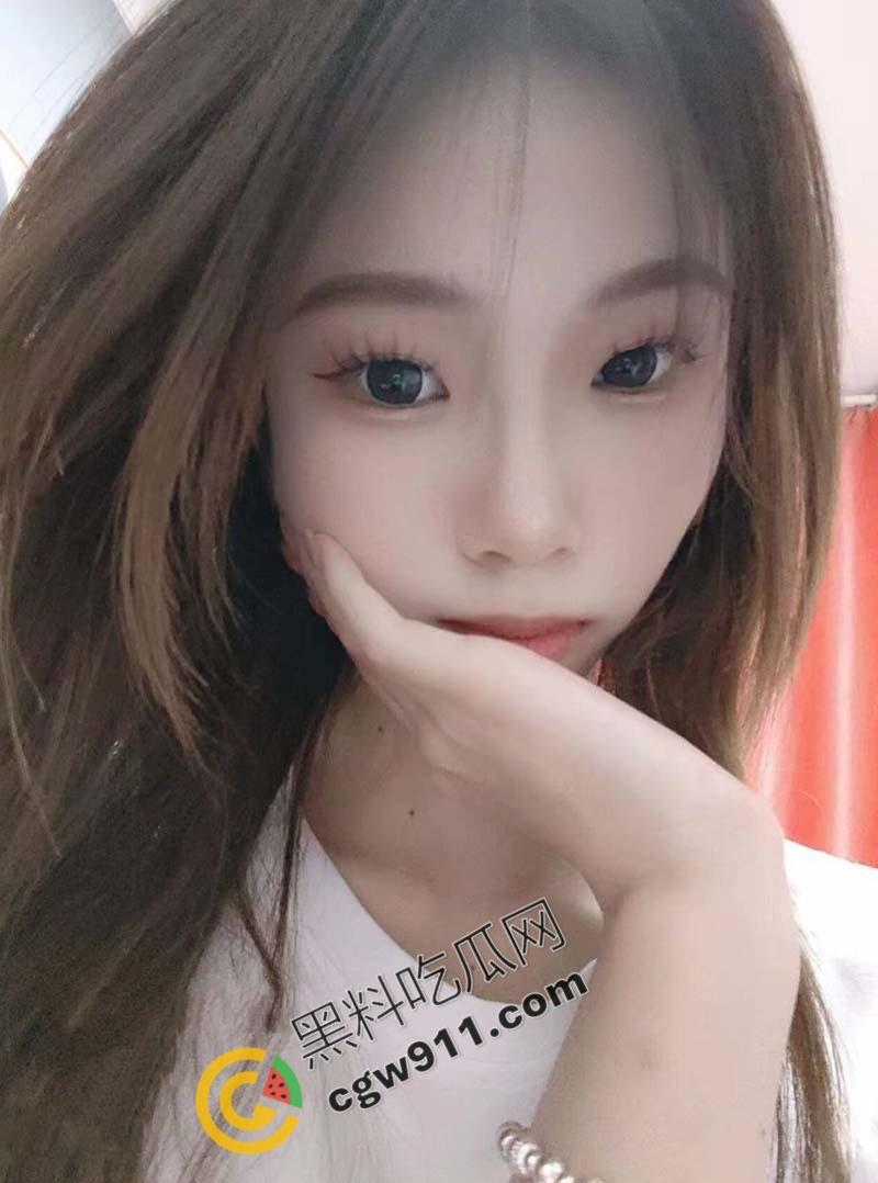 安徽芜湖00后学妹【赵子怡】背着男友约炮！调教成SM女王，癫狂情趣内衣大秀，链子拉扯，欲火燃烧全场！  第1张