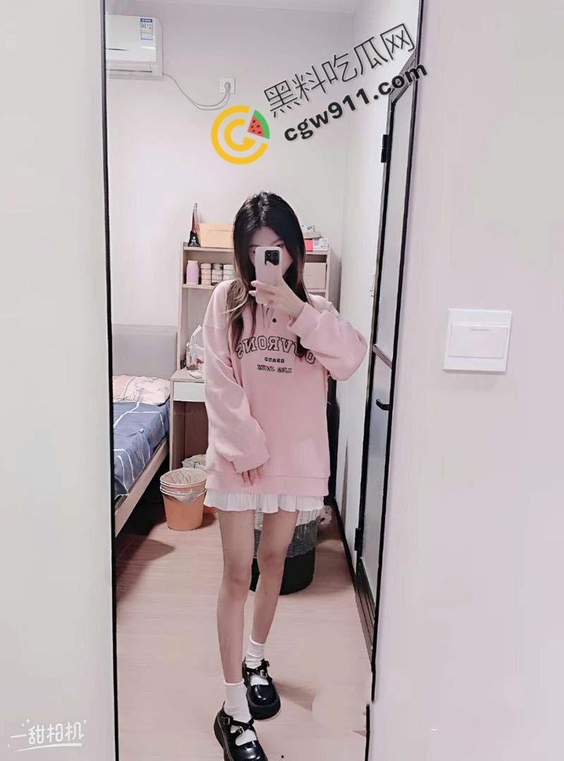 安徽芜湖00后学妹【赵子怡】背着男友约炮！调教成SM女王，癫狂情趣内衣大秀，链子拉扯，欲火燃烧全场！  第2张