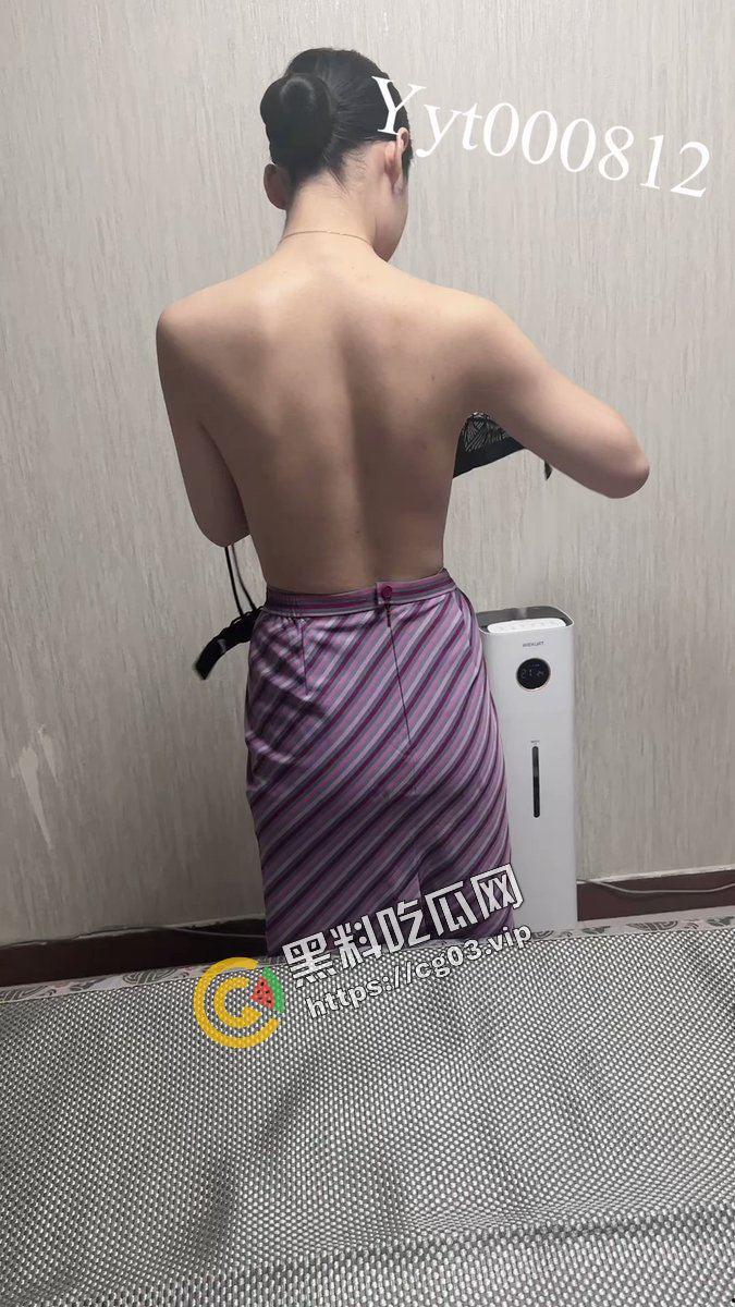 南航在职空姐推特福利姬【月野兔】大战外卖小哥 当着老公的面上演NTR  第12张