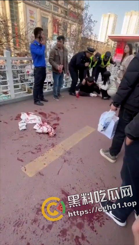 陕西西安小寨天桥情杀 少年捅死25岁小三 遍地是血 这就是年轻人的含金量 第3张 陕西西安小寨天桥情杀 少年捅死25岁小三 遍地是血 这就是年轻人的含金量 第3张