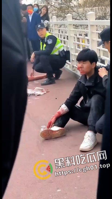 陕西西安小寨天桥情杀 少年捅死25岁小三 遍地是血 这就是年轻人的含金量 第4张 陕西西安小寨天桥情杀 少年捅死25岁小三 遍地是血 这就是年轻人的含金量 第4张