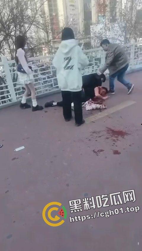 陕西西安小寨天桥情杀 少年捅死25岁小三 遍地是血 这就是年轻人的含金量 第5张 陕西西安小寨天桥情杀 少年捅死25岁小三 遍地是血 这就是年轻人的含金量 第5张