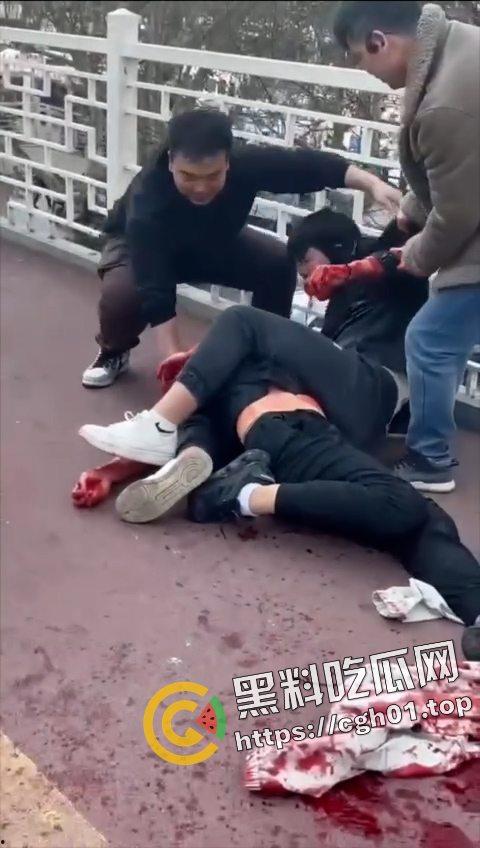 陕西西安小寨天桥情杀 少年捅死25岁小三 遍地是血 这就是年轻人的含金量 第6张 陕西西安小寨天桥情杀 少年捅死25岁小三 遍地是血 这就是年轻人的含金量 第6张