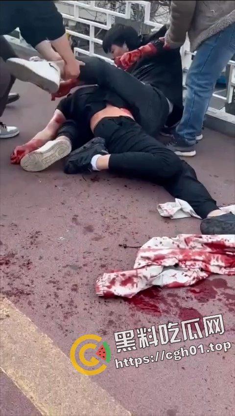 陕西西安小寨天桥情杀 少年捅死25岁小三 遍地是血 这就是年轻人的含金量 第7张 陕西西安小寨天桥情杀 少年捅死25岁小三 遍地是血 这就是年轻人的含金量 第7张