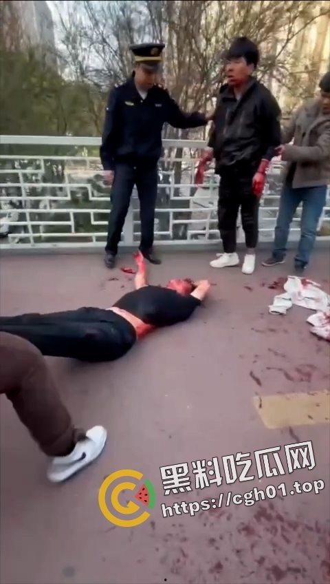 陕西西安小寨天桥情杀 少年捅死25岁小三 遍地是血 这就是年轻人的含金量 第8张 陕西西安小寨天桥情杀 少年捅死25岁小三 遍地是血 这就是年轻人的含金量 第8张