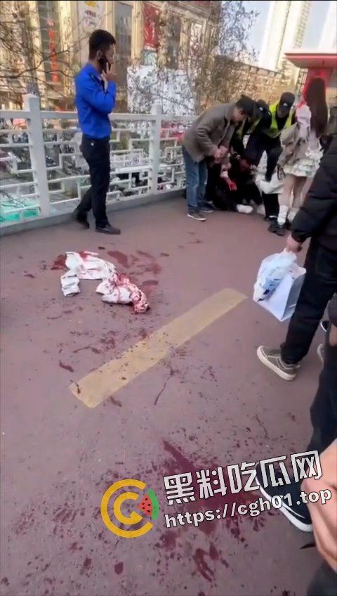 陕西西安小寨天桥情杀 少年捅死25岁小三 遍地是血 这就是年轻人的含金量 第9张 陕西西安小寨天桥情杀 少年捅死25岁小三 遍地是血 这就是年轻人的含金量 第9张