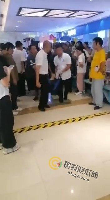 重庆商场吊顶坍塌致6人受伤：惊险瞬间全景回顾，安全隐患引关注  第6张