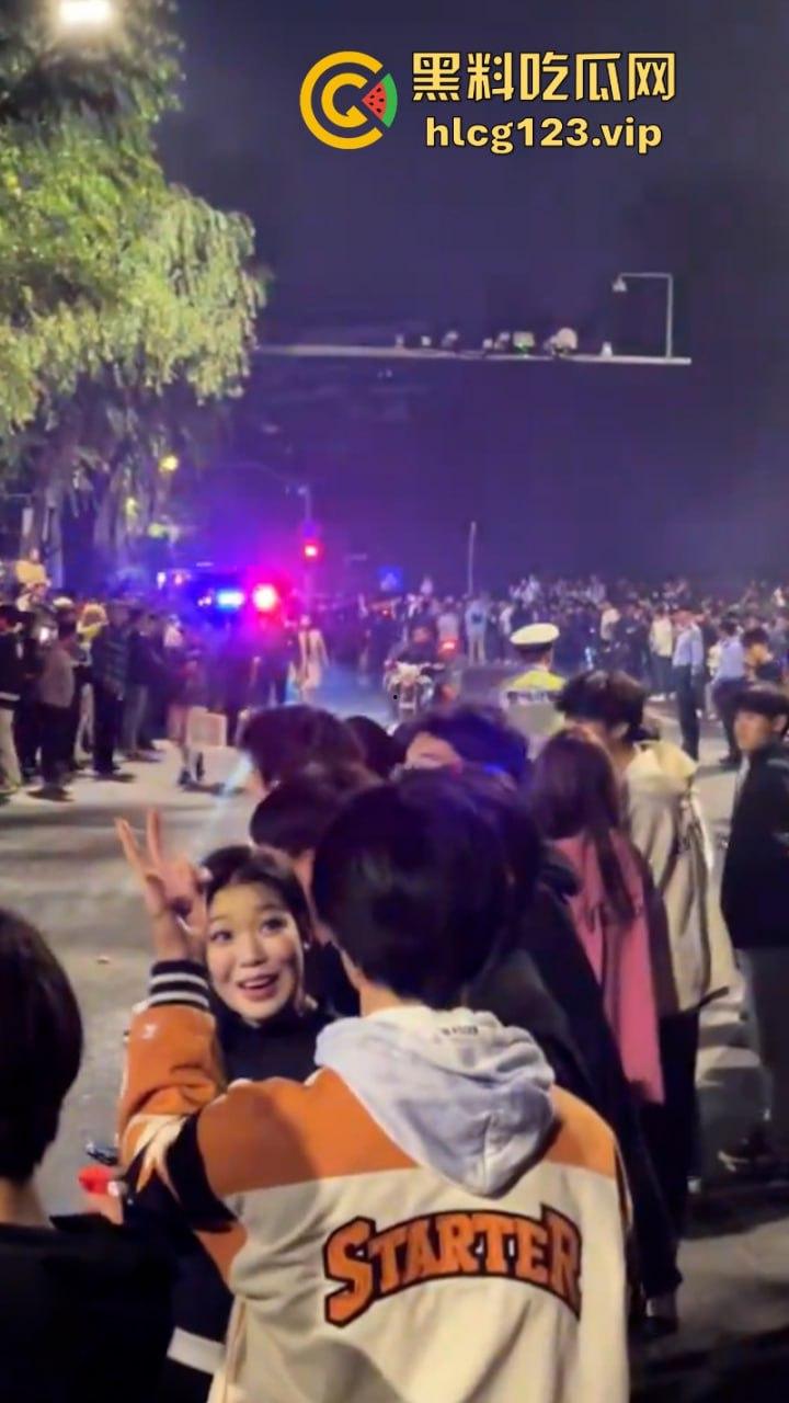 欠收拾！鬼火少年济南闹市区炸街 飙车放火 大街蹦迪 人还是不能吃得太饱！  第1张