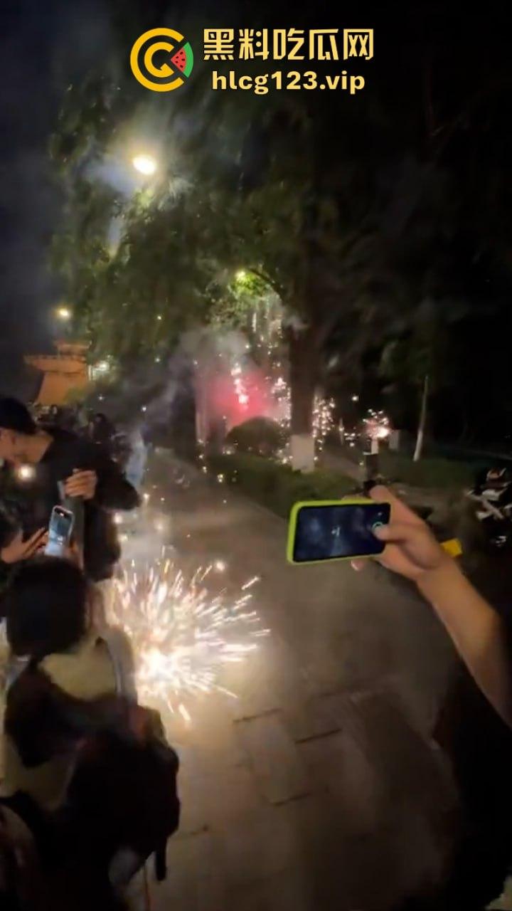 欠收拾！鬼火少年济南闹市区炸街 飙车放火 大街蹦迪 人还是不能吃得太饱！  第2张