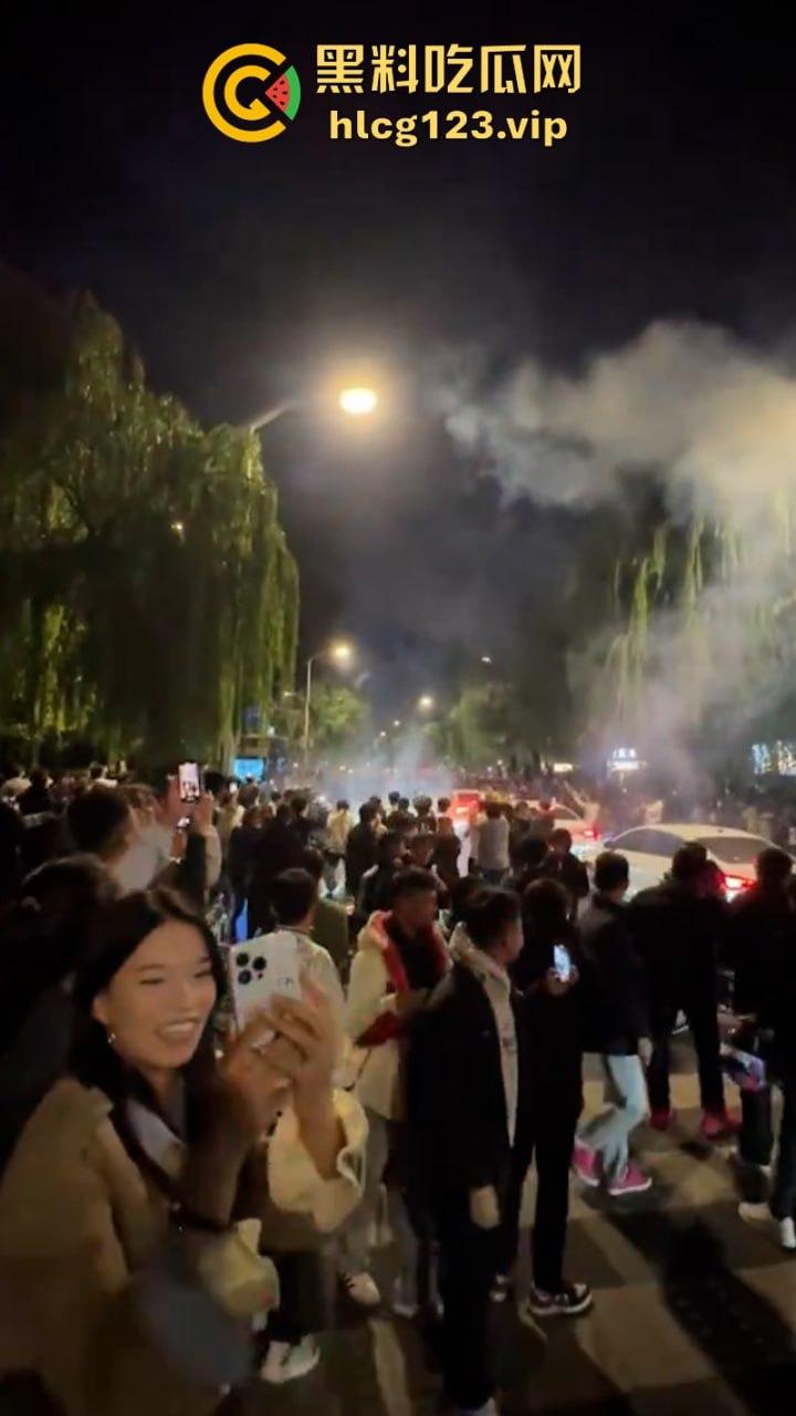 欠收拾！鬼火少年济南闹市区炸街 飙车放火 大街蹦迪 人还是不能吃得太饱！  第5张