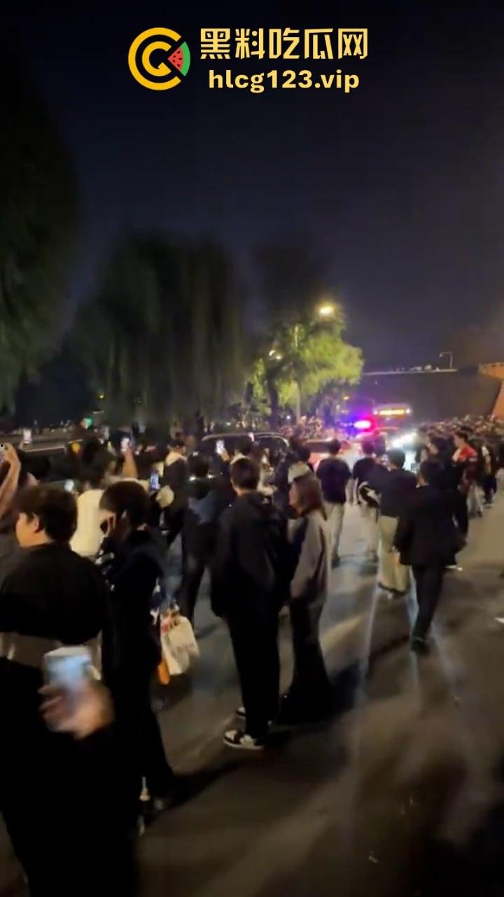 欠收拾！鬼火少年济南闹市区炸街 飙车放火 大街蹦迪 人还是不能吃得太饱！  第6张