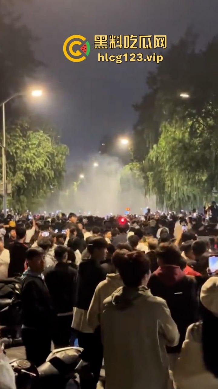 欠收拾！鬼火少年济南闹市区炸街 飙车放火 大街蹦迪 人还是不能吃得太饱！  第8张