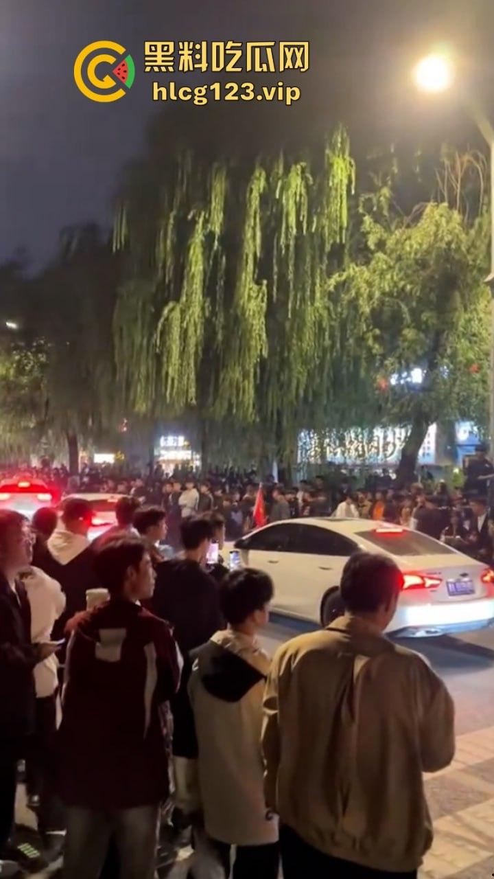 欠收拾！鬼火少年济南闹市区炸街 飙车放火 大街蹦迪 人还是不能吃得太饱！  第9张